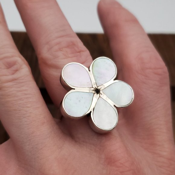 Size 8.5 925 Sterling Silver Large Heavy White Shell Flower Ring - Picture 4 of 10